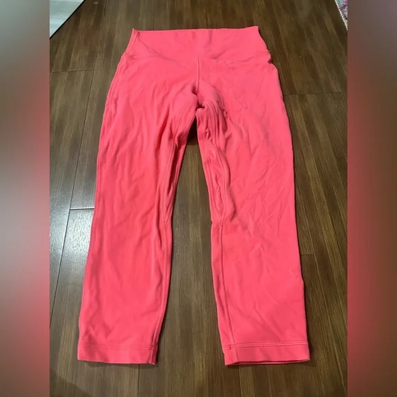 Lululemon Align High-Rise Crop 23"
Lip Gloss
W6BGLS
Double lined
Size 10 - Picture 2 of 8